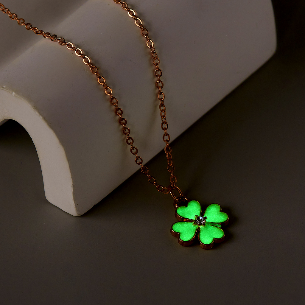 Ins Fashion Glow Pendant Lucky Four-leaf clover Card Clavicle Couple Necklace Best Friend Girl Gift Factory Price