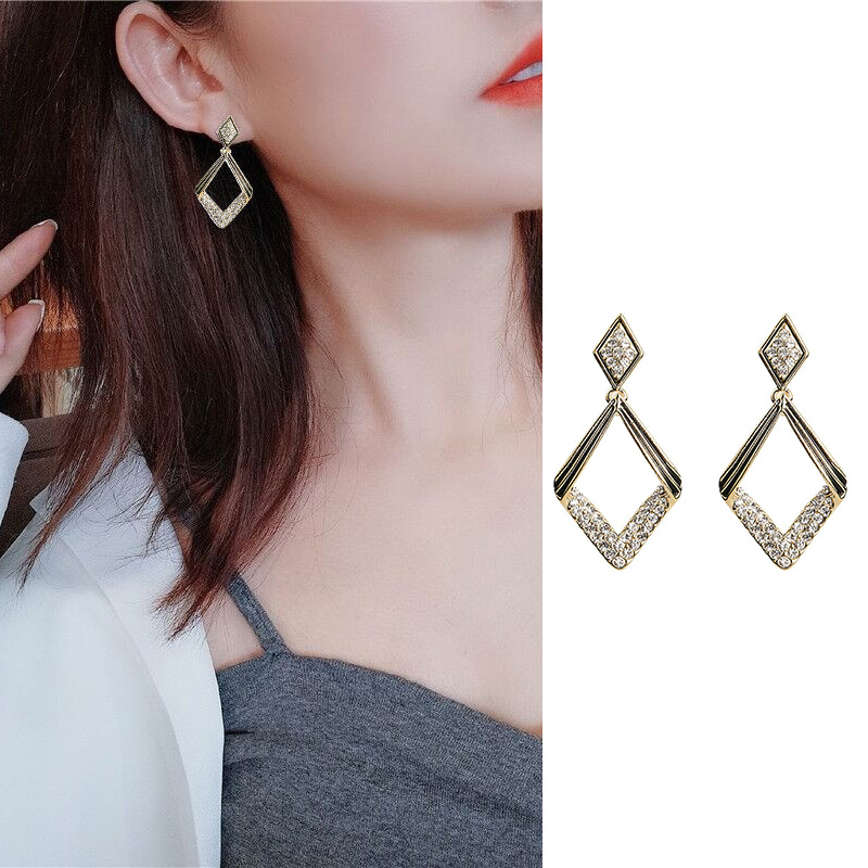 【Bayar di tempat】Anting Mewah Ringan Temperamen Gaya Panjang Wanita Electroplated Belah Ketupat Geometris