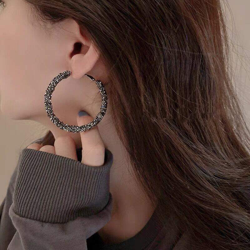 Kepribadian Unik Korea Selatan Berlebihan Anting Hoop Besar Wanita Musim Gugur Dan Musim Dingin Niche Indah Anting Hoop Ringan Mewah High-end Anting