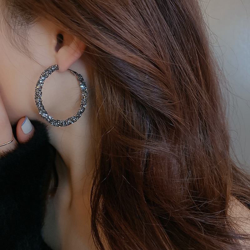 Kepribadian Unik Korea Selatan Berlebihan Anting Hoop Besar Wanita Musim Gugur Dan Musim Dingin Niche Indah Anting Hoop Ringan Mewah High-end Anting