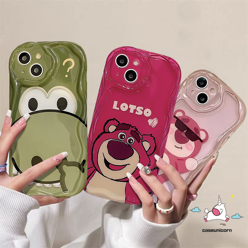 IPHONE Casing Ponsel Kartun Lucu Manyo Strawberry Bear Kompatibel Untuk Iphone11 14 12 13 Pro Max 7Plus XR X7 8 6s 6 Plus XS Max SE 2020 Shockproof Soft Glossy 3D Wavy Curved Edge Cover