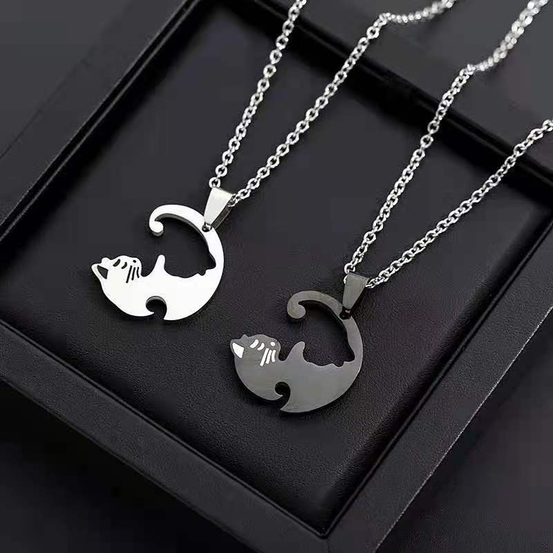 2pcs/set Y2K Cat Hug Splicing Pasangan Kalung Stainless Steel Sederhana Niche Ins Kalung Tulang Selangka