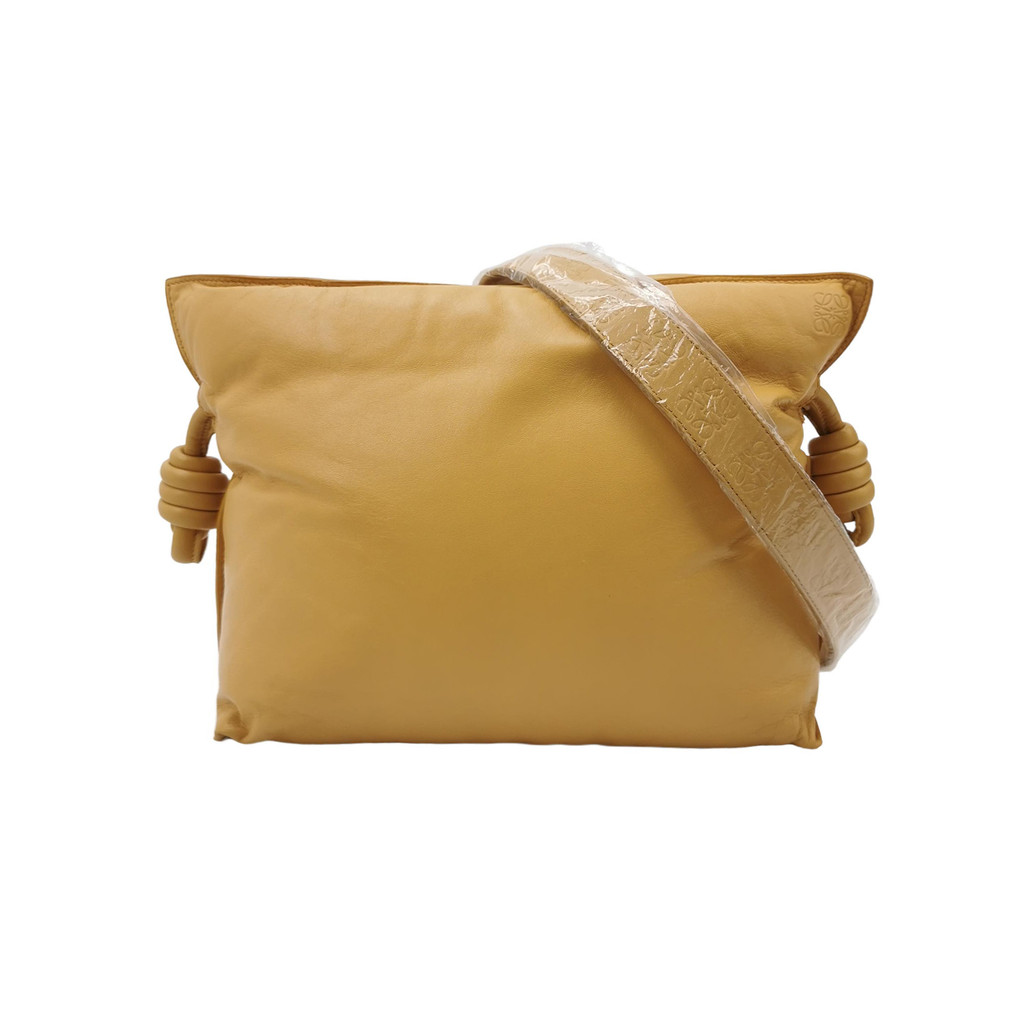 Loewe Tas Selempang Kulit Domba Warna Solid dengan Desain Pita Embossed Logo Flamenco Medium