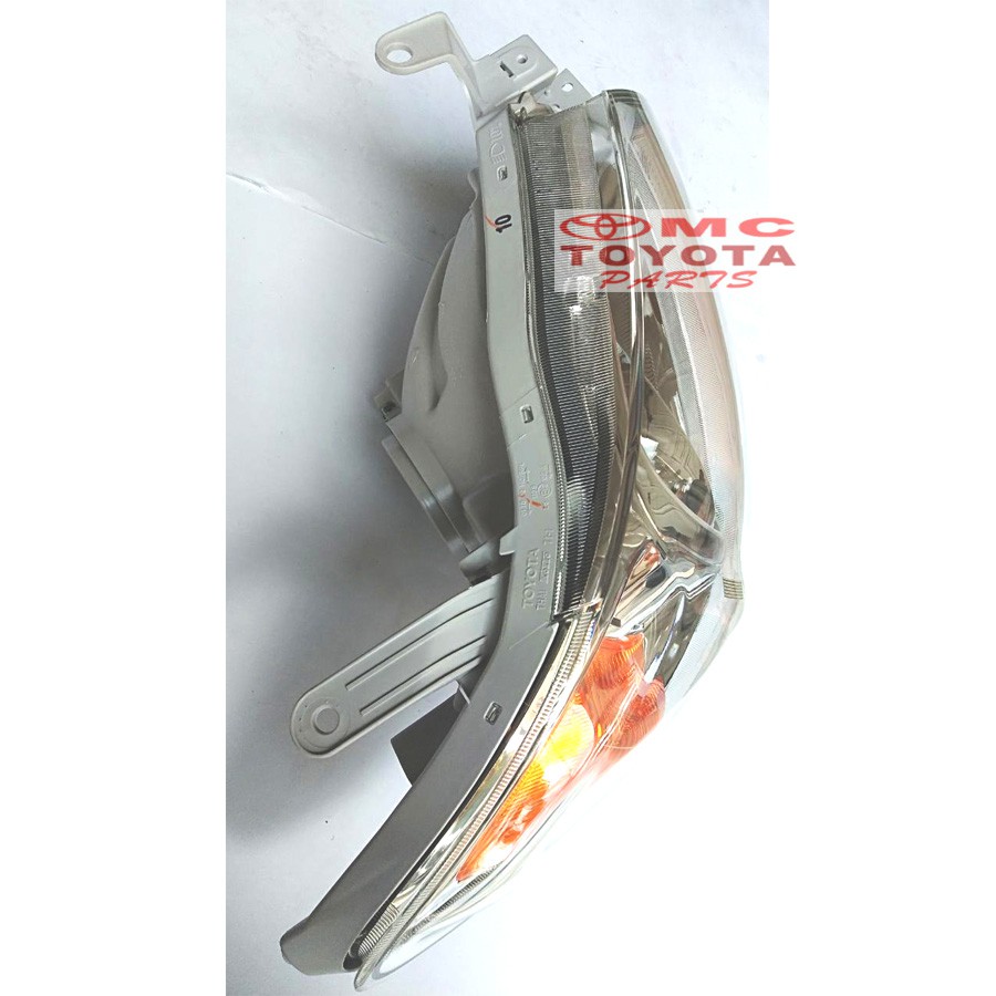 Lampu Depan / Head Lamp Kanan Toyota Hilux 81105-0K010
