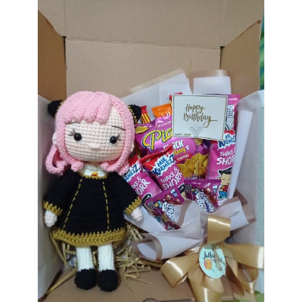 Paket Gift Box Anya Forger - Boneka Rajut dan Bouquet Snack