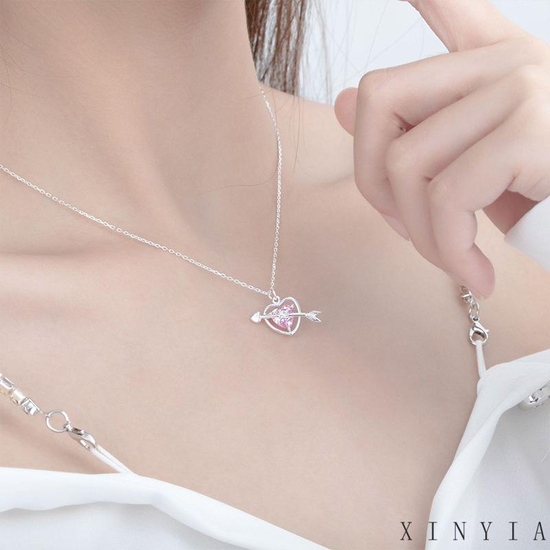 Perhiasan Kalung Bentuk Panah Hati Aksen Berlian Warna Pink Untuk Hadiah Ulang Tahun