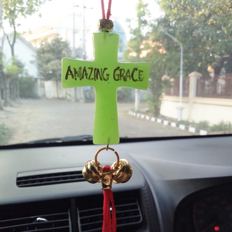 gantungan hiasan salib mobil kristen fosfor glow in the dark