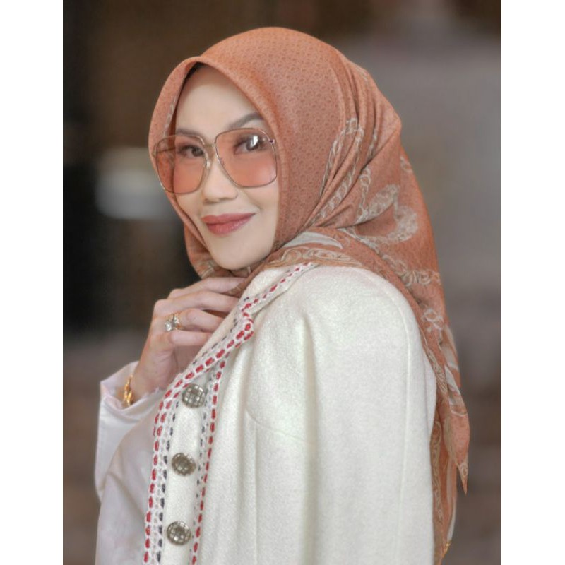 NEW Buttonscarves chain series majesty