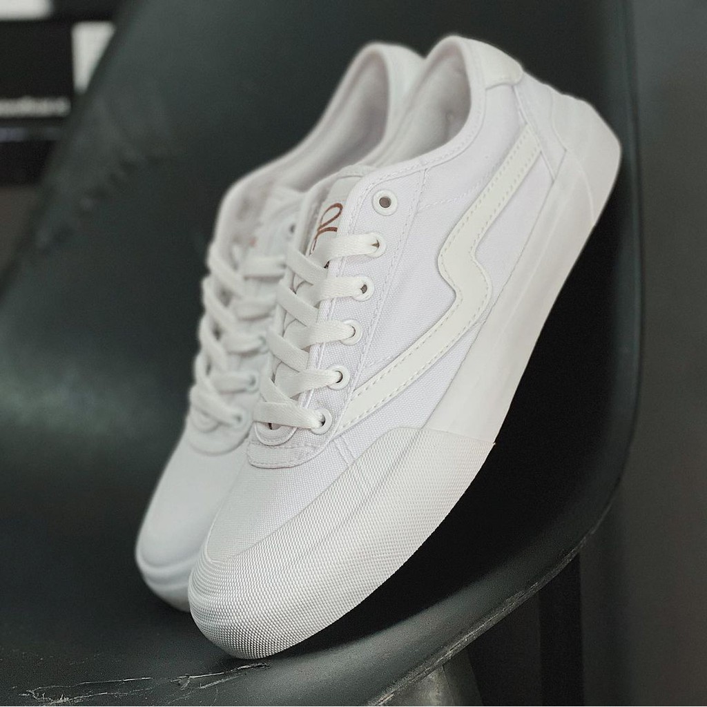 SEPATU PATROBAS IVAN TRIPLE WHITE LC