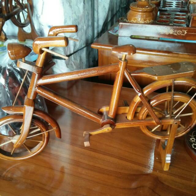hiasan meja miniatur sepeda dari kayu jati