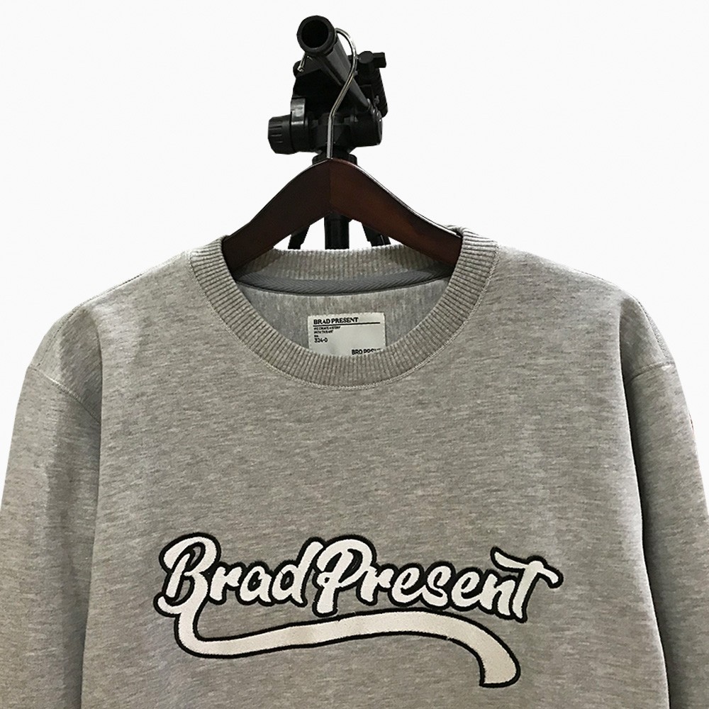 BRAD PRESENT ORIGINAL Sweater Crewneck cowok sweatshirt warna Grey with logo series art seri Gs404