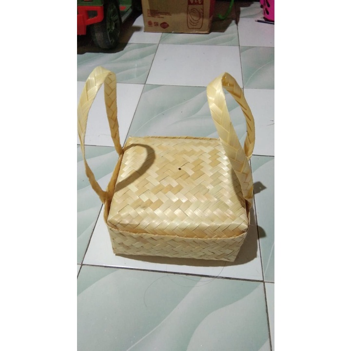 

Besekraf - Besek Bambu Jinjing ukuran antara 20×20 - 22x22cm isi 5 pasang