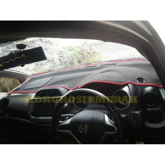 Honda Jazz Putih Malam Hari