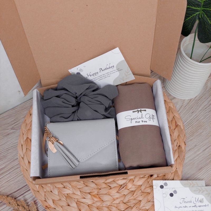 

HAMPERS HIJAB BELLA SQUARE / HAMPERS LEBARAN / GIFT BOX KADO ULANG TAHUN CEWEK / KADO PERNIKAHAN