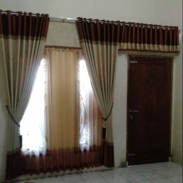 Gorden model minimalis poni atas pintu