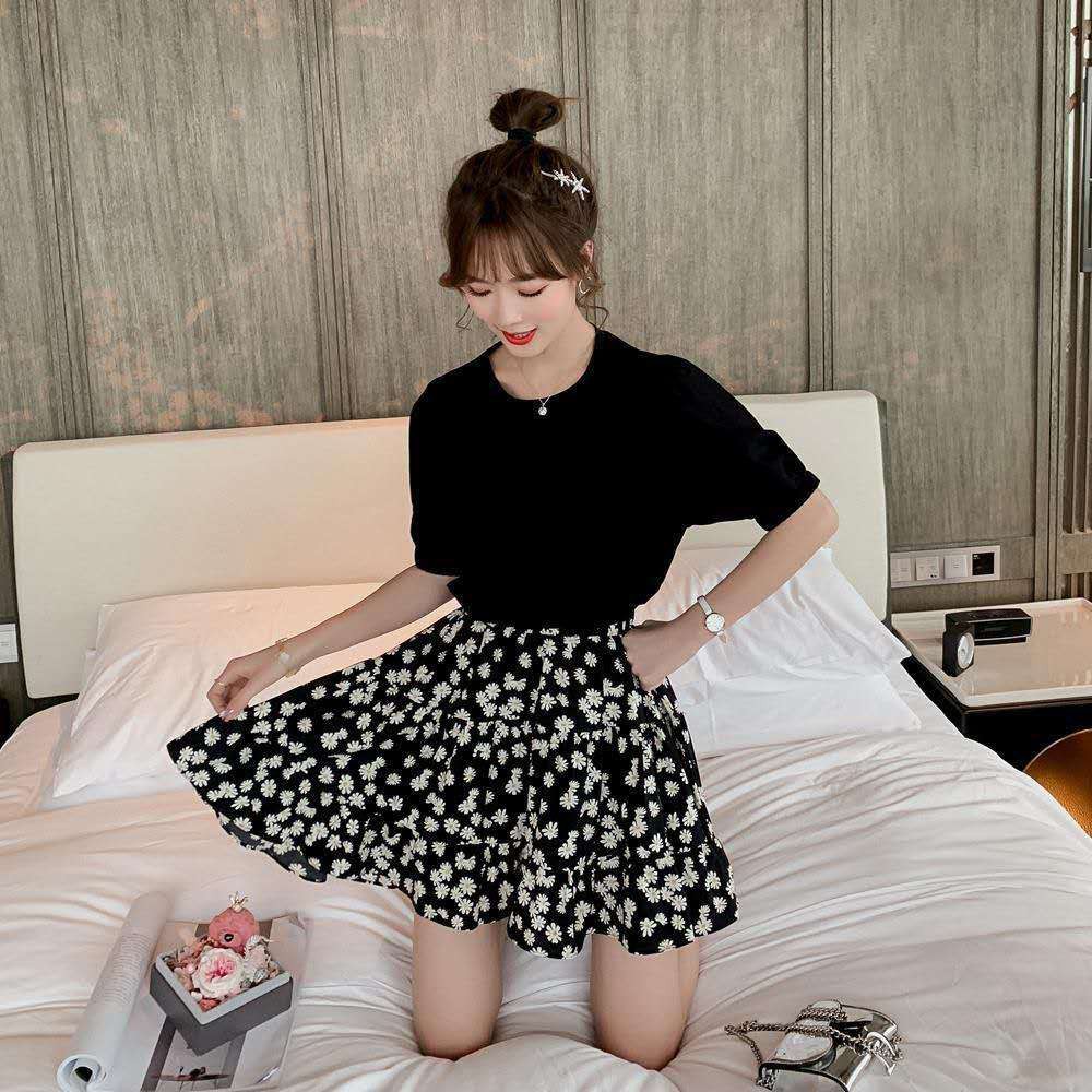 Setelan Kaos T shirt Model Backless Motif Bunga Daisy Setelan Kaos T shirt Model Backless Motif Bunga Daisy