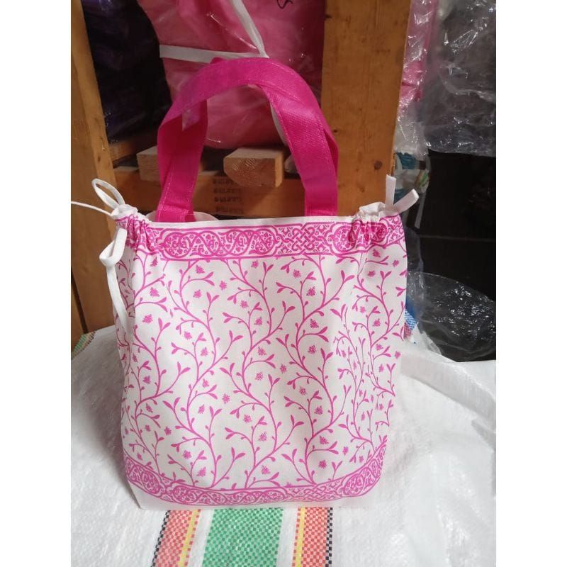 

Goodie Bag Tas Spunbond Kotak Nasi 20×20 21×21 Hajatan Serut