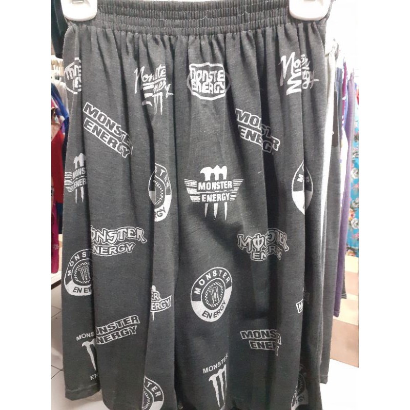 celana pendek pria bahan kaos .