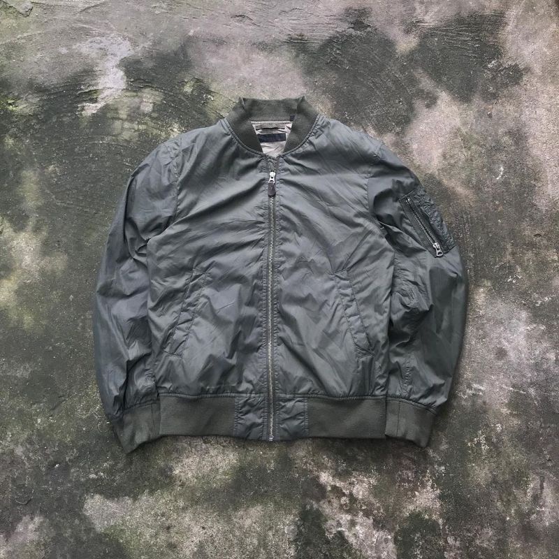 jacket jaket bomber UNIQLO army second bekas original