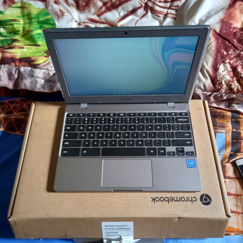 Laptop SAMSUNG CHROMEBOOK 4 (4GB/32GB) 11.6" / INTEL CELERON / CHROME OS/ PLATINUM TITAN/ LAPTOP SEC