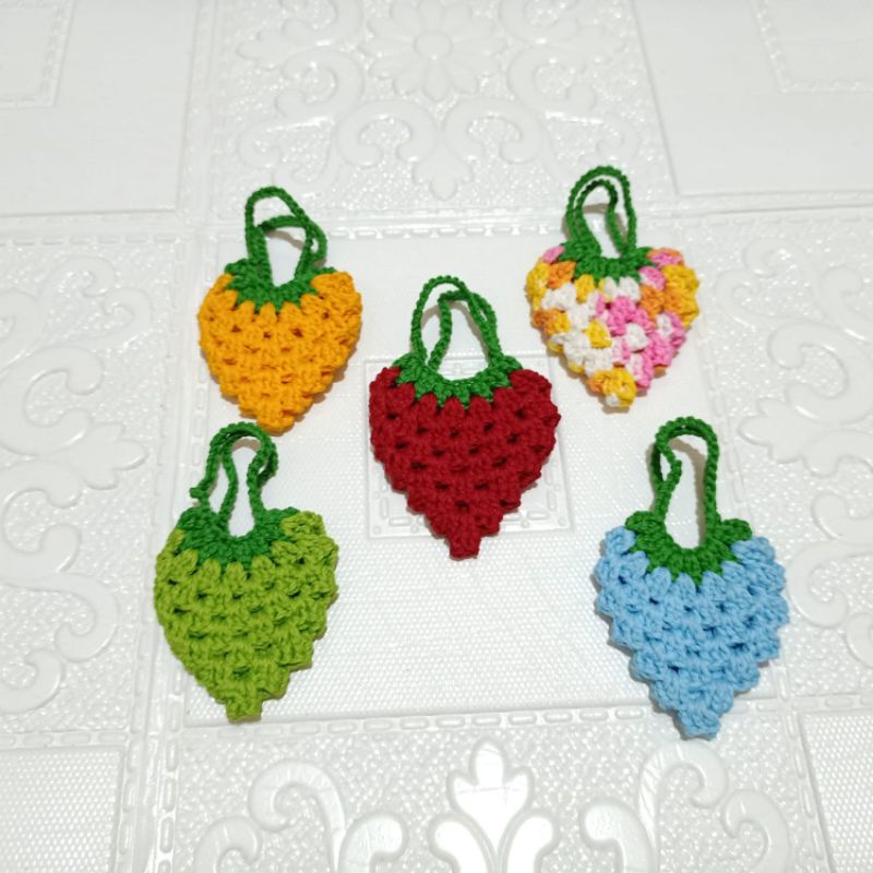 ANGPAO RAJUT  - CROCHET ANGPAO - GANTUNGAN KUNCI RAJUT STRAWBERRY - RAJUT GANTUNGAN KUNCI STRAWBERRY - RAJUT ANGPAO STRAWBERRY - CROCHET HONG BAO STRAWBERRY angpao murah - angpao korea - gantungan kunci korea murah - gantungan kunci lebaran