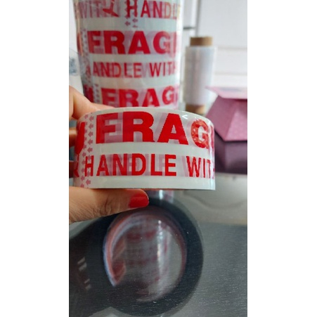 

Lakban Fragile Daimaru Dasar Putih Lebar 48 mm Panjang 50 M Lem lebih lengket