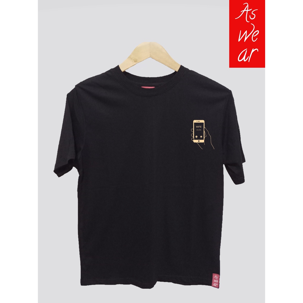 Baju Kaos Pria hitam Jepang Tulisan ( wife is calling )