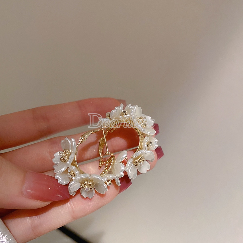 Anting Tusuk Gantung Desain Bunga Hias Berlian Untuk Wanita