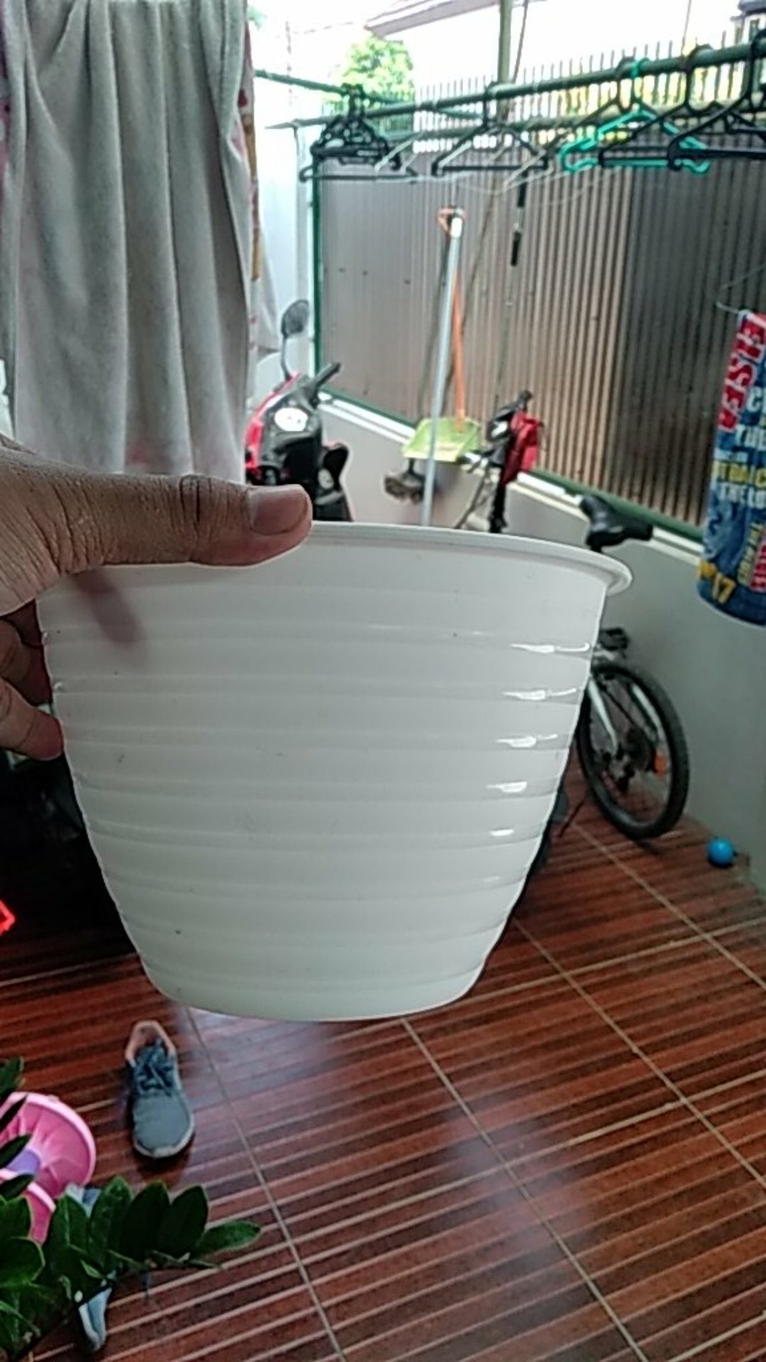 Pot Bunga Plastik Tawon 22 Cm Putih