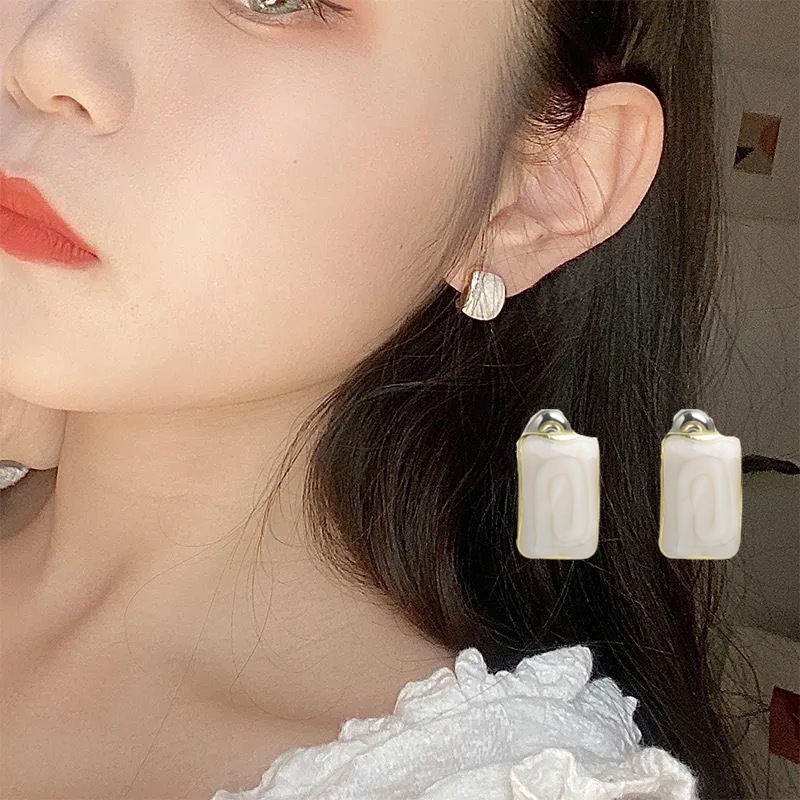 1 Pasang Anting Stud Enamel Glaze Bentuk C Geometris Gaya Retro Untuk Wanita