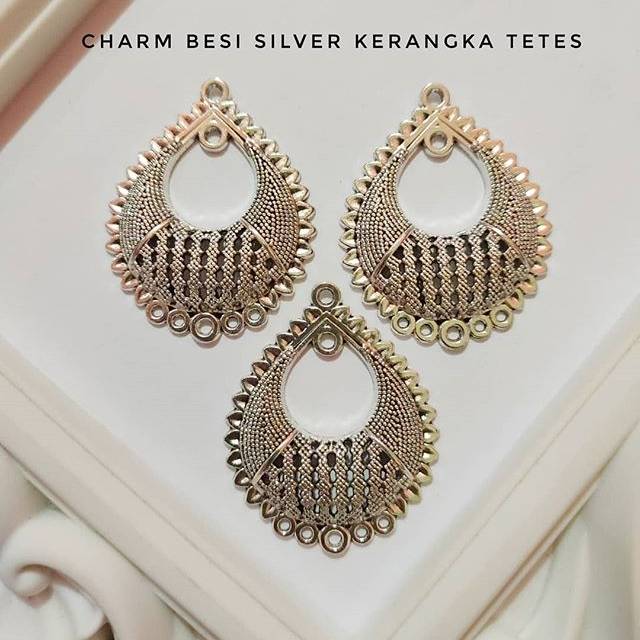 Charm besi silver kerangka tetes