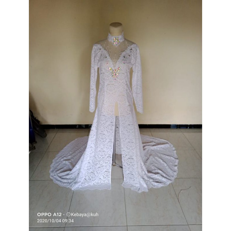 kebaya brokat ngekor