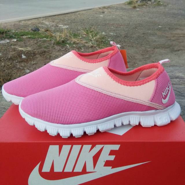 Sepatu Wanita Nike Free Slip On