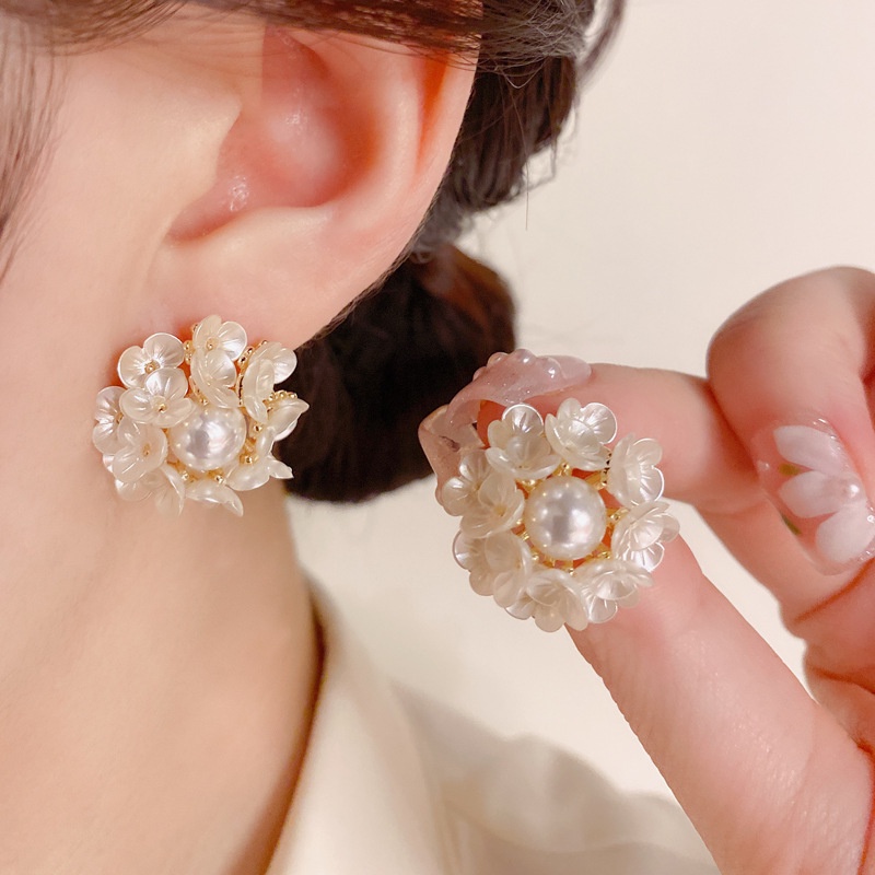 Anting Bentuk Bunga Warna Putih