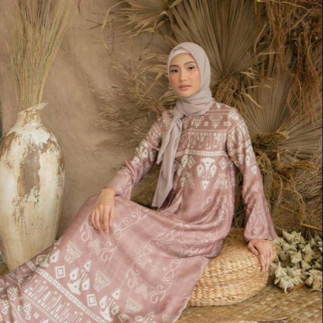 Kambera dress wearing klamby
