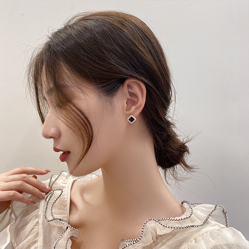 Hong Kong persegi yang indah mutiara stud anting-anting sederhana kecil wanita elegan retro mudah ya