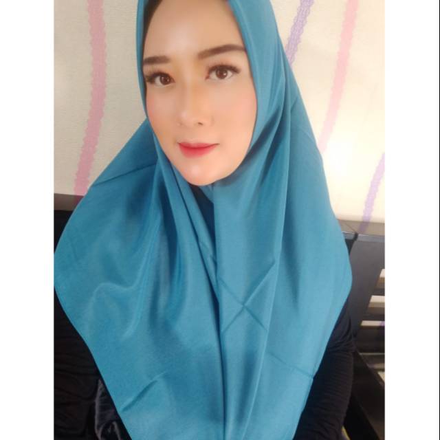 HIJAB KERUDUNG SEGI EMPAT BIRU MUDA POLOS SAUDIA LEXUE STYLE 01