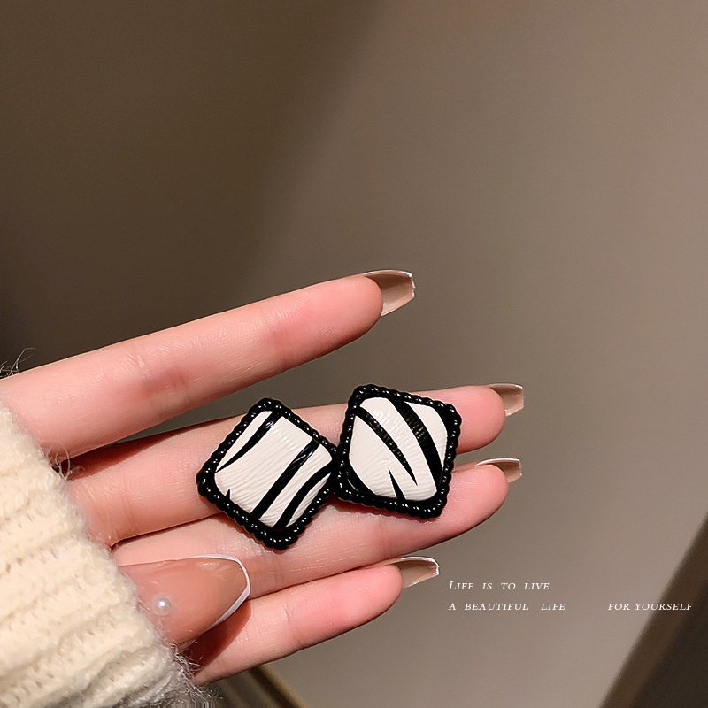 Anting Tusuk Motif Papan Catur Geometri Warna Hitam Putih Untuk Wanita