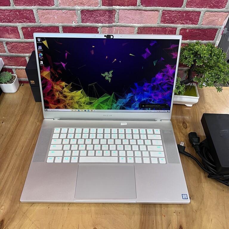 Razer Blade 15 core i7 8th gen - 8750H White Ram 16GB SSD 1TB Gaming + Charger Only