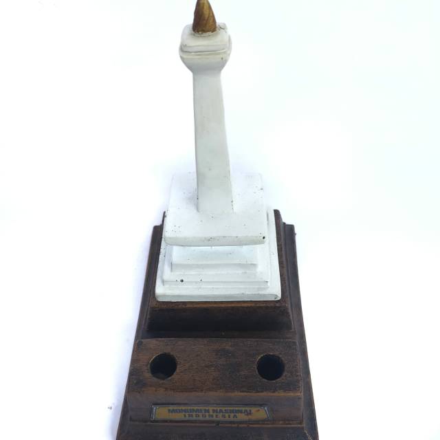 

PAJANGAN TEMPAT BOLPOIN DAN PENSIL BENTUK TUGU MONAS MONUMEN NASIONAL - PERLENGKAPAN KANTOR VILLA
