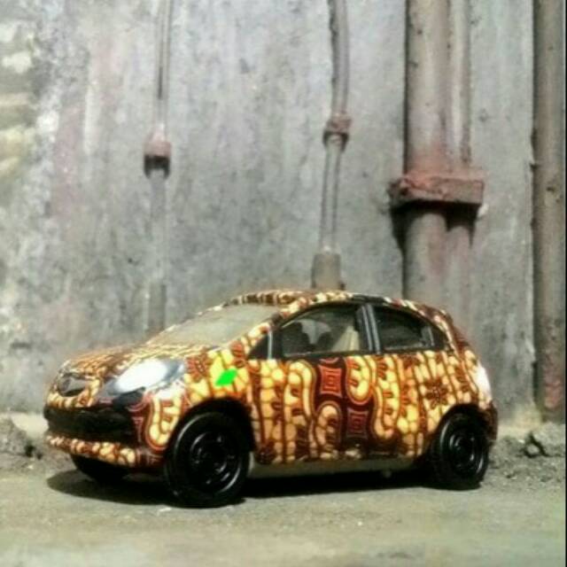 Diecast custom Honda Brio Batik Indonesia Culture Tomica skala 64

full custom repaint ulang