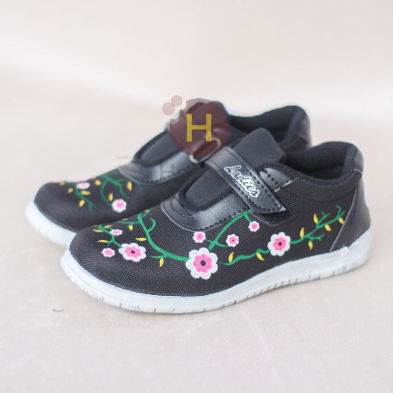 Sepatu anak perempuan sekolah tk dan sd lucu motif bunga bg-01