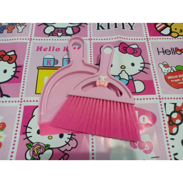 Pengki ( sapu kecil ) hellokitty bisa untuk sapu mobil ,