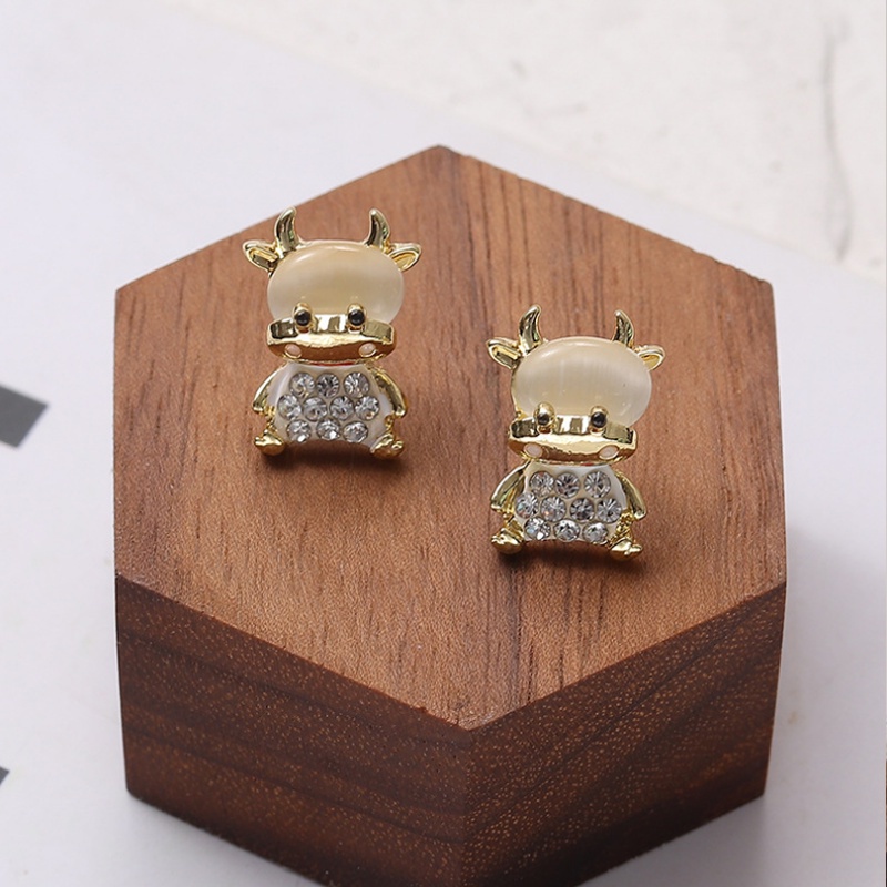 Anting Tusuk Desain Hewan Tauraus Hias Batu Zircon Warna Emas Untuk Wanita