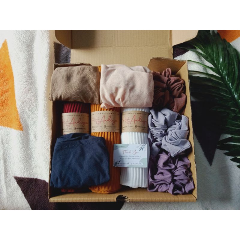 

Paket (3) Hampers Pashmina Plisket