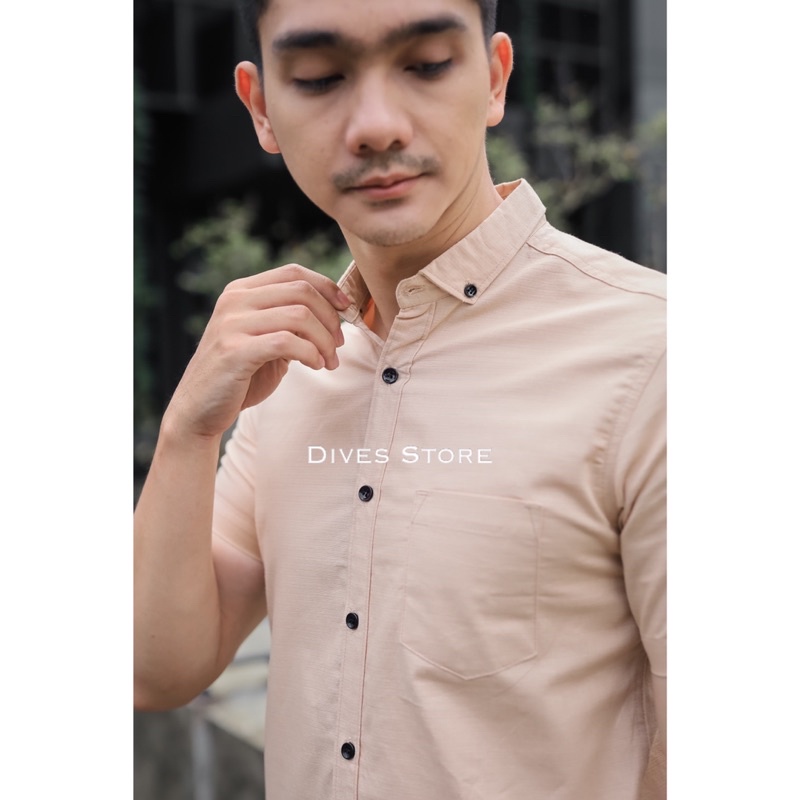 Kemeja pria polos slimfit kasual basic HeM lengan pendek krem