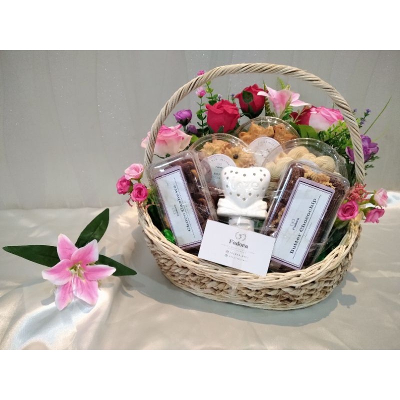 

CAVENIA SET HAMPERS/HAMPERS KUE KERING/HAMPERS KERANJANG