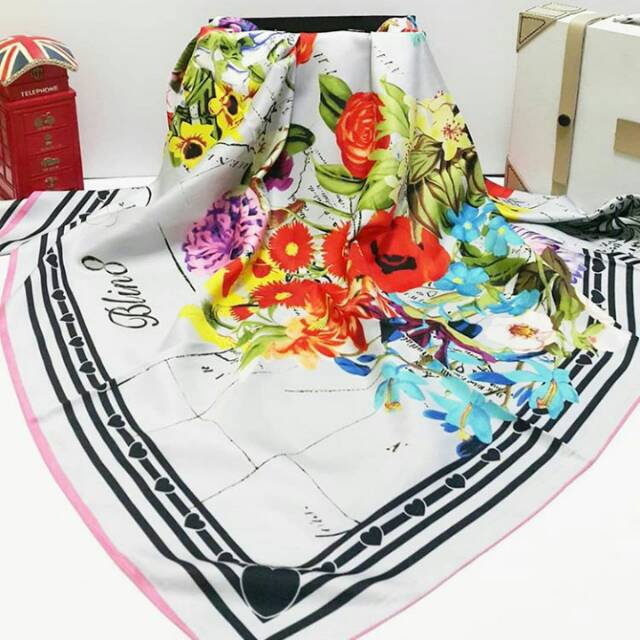 Hijab segiempat katun satin glossy premium jumbo bunga abu muda