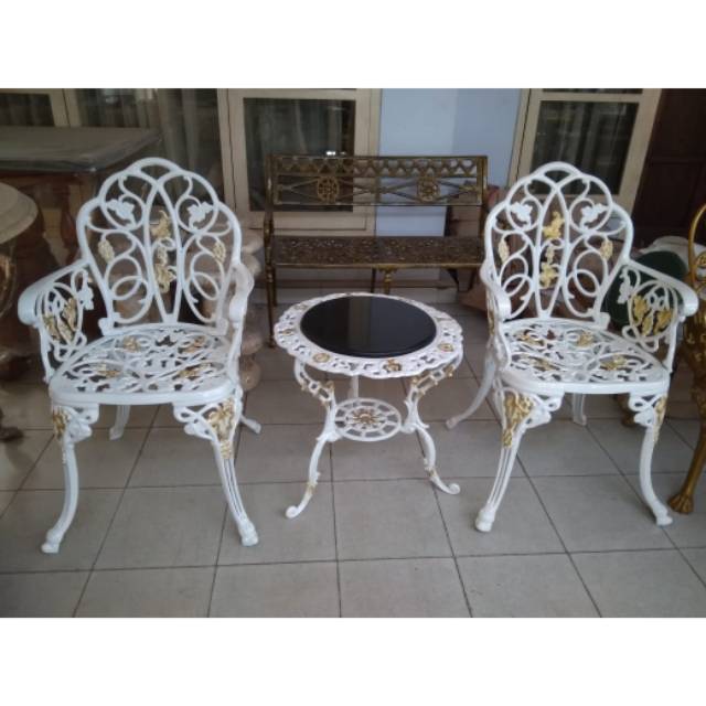 Meja teras bahan granit variasi besi khas Tulungagung