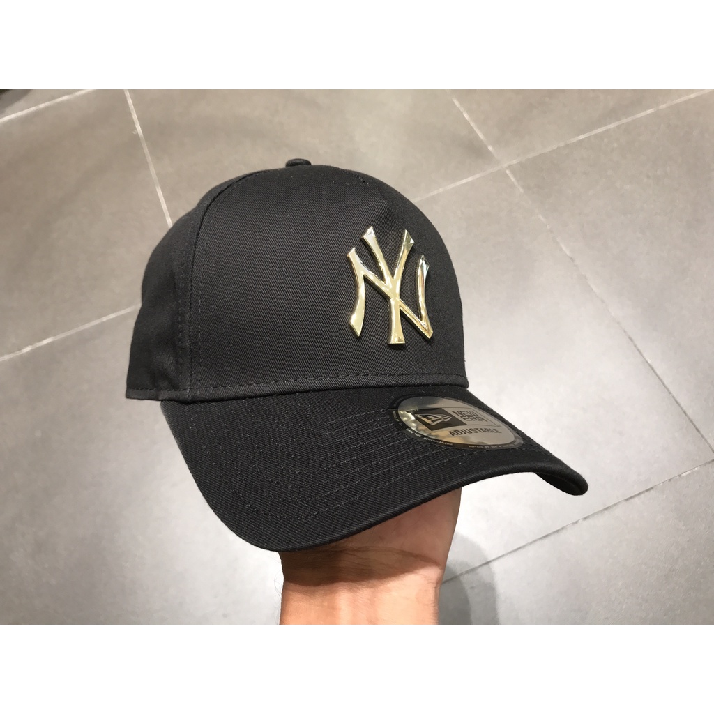 Topi New Era 9Forty A-Frame MLB New York Yankees Metal Badge Gold Black Cap 100% Original